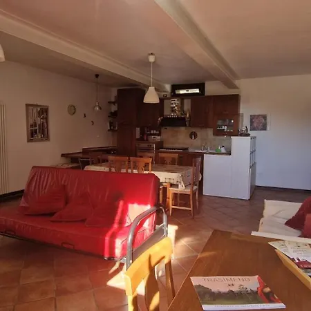 The Yellow House Apartment